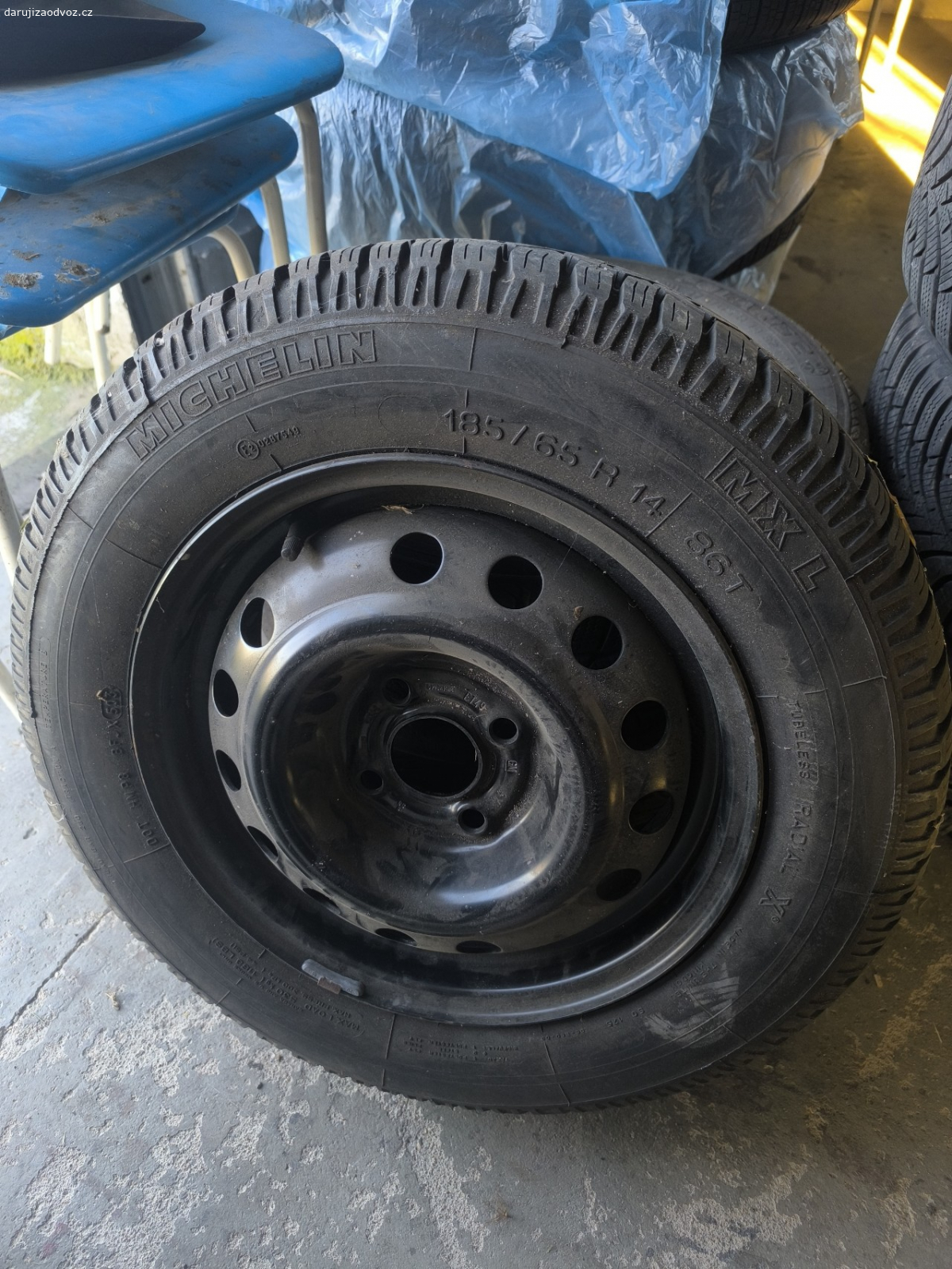 pneumatiky s disky. darujeme za odvoz tři pneumatiky s disky. vše by mělo být R 14, rozteč by měla být 4x108 z Peugeotu. gumy staré, ale vzorky jsou slušný. jedna je nejetá. každá od jiného výrobce. pamlsky pro kočky potěší, ale není podmínkou.