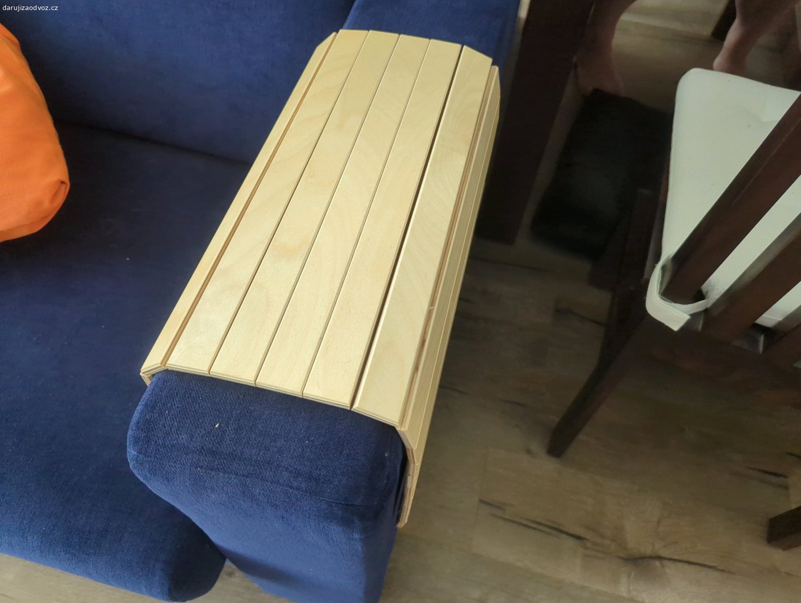 Podložka na opěradlo gauče. Dřevěná lamelová podložka IKEA, rozměr 38x66 cm. Možno použít na hrnečky, misky na opěradlo gauče.