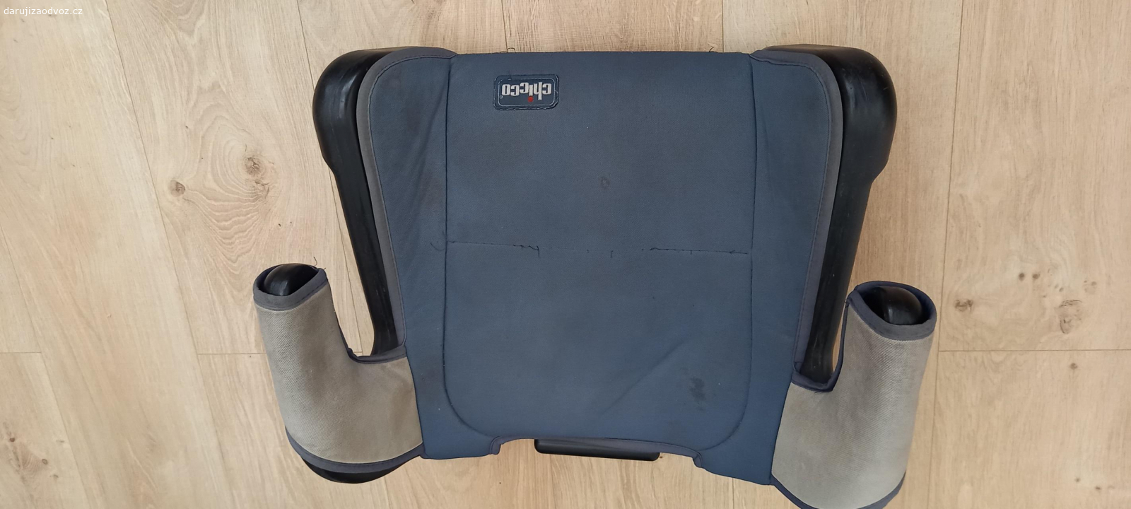 Podsedák chicco do auta. daruji používaný, ale stále plnĕ funkční podsedák s odnímatelným a pratelným textilním potahem