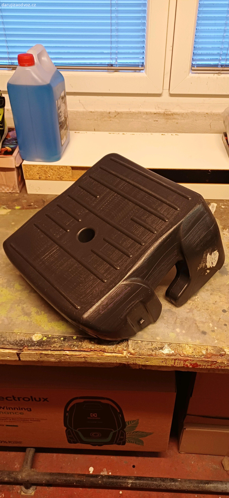 Podsedák do auta, pro děti.. Daruji podsedák na nějaké to krátké, nouzové převezení dítěte. Potah se nedochoval, ale kostra je OK. Ja na něj vzdy hodil přeloženou deku, aby nestudil a netlačil a učel splnil. Rozhodně lepší volba, než podsedaky z polystyrenu, co se lámou a drolí.