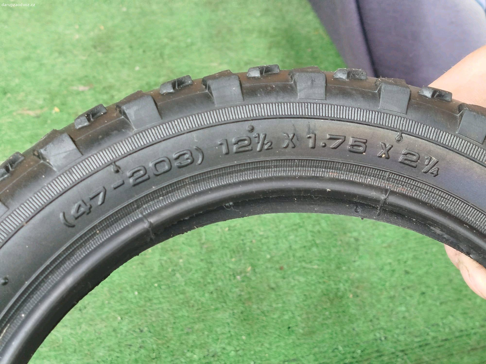 Podsedáky. Daruji za odvoz dva podsedáky a dva pláště na kočárek.