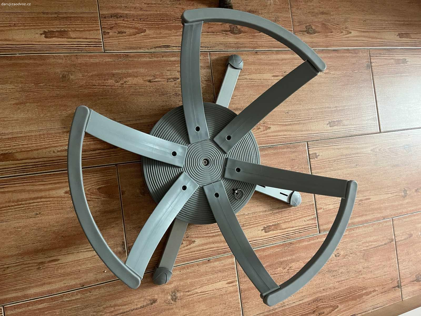 Podstavec na gymnastický míč. Daruji podstavec na gymnastický míč, rozměry průměr 60 cm.