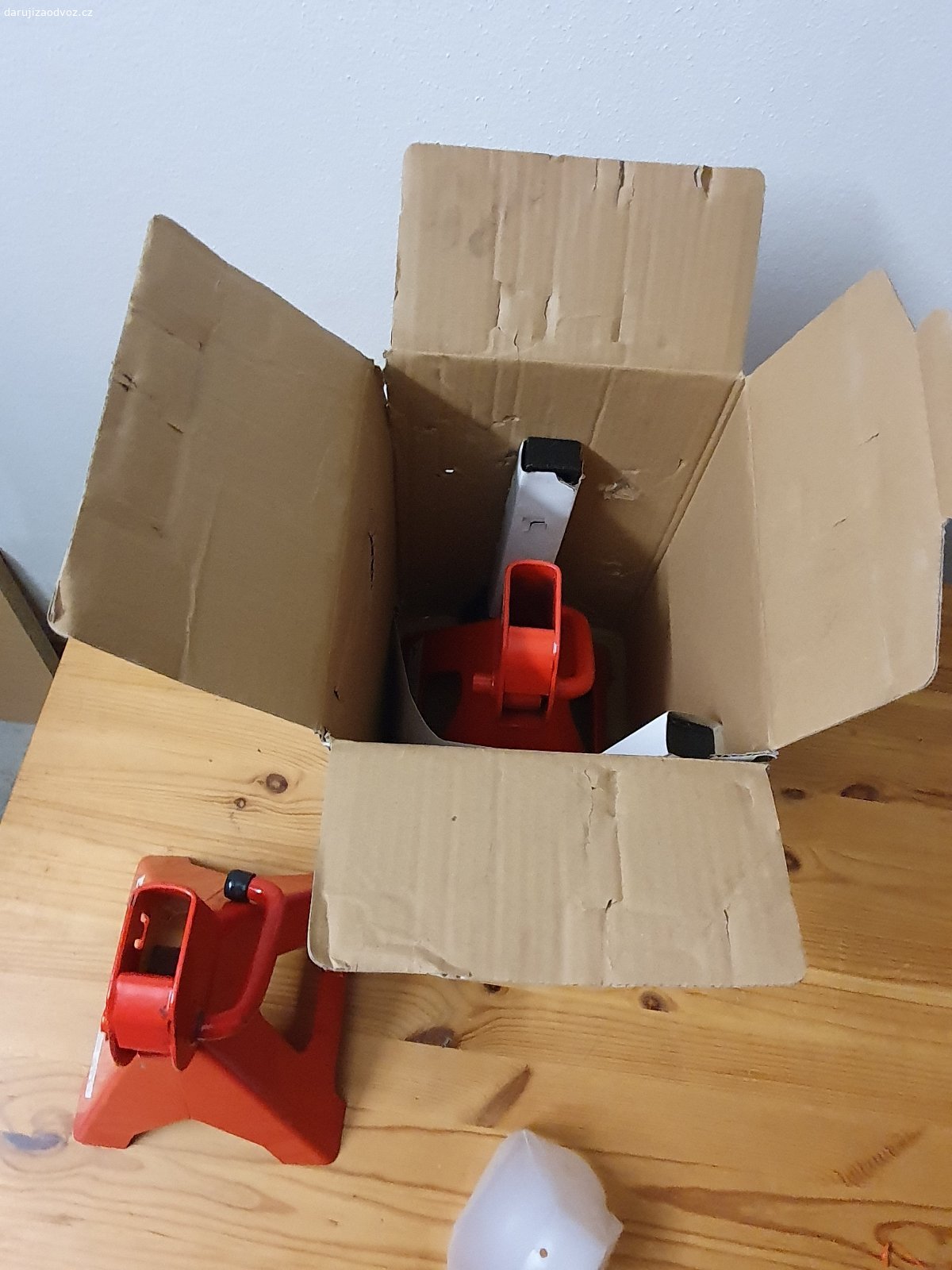 Podstavec pod auto COMPASS 2 ks. Podpěra pod auto, nastavitelná výška. Určeno k zajištění auta zdviženého heverem.

- 2 ks
- nosnost 3 000 kg
- výška 275 - 410 mm

Vyklízím garáž, k vyzvednutí nejpozději v sobotu 31. 10.