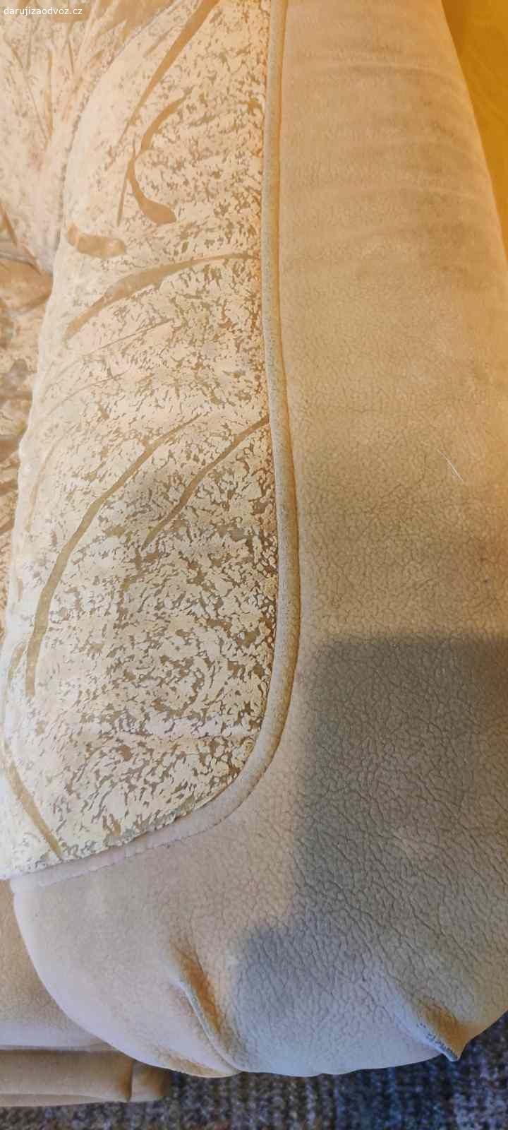 Pohovka 180cm. Vyměním gauč za cokoli dobrého k jídlu či pití a odnos vlastními silami. Šířka 180cm. No neber to.
Adamov u Brna (Blanska).
Plus nějaké skříně. Kdyžtak pište