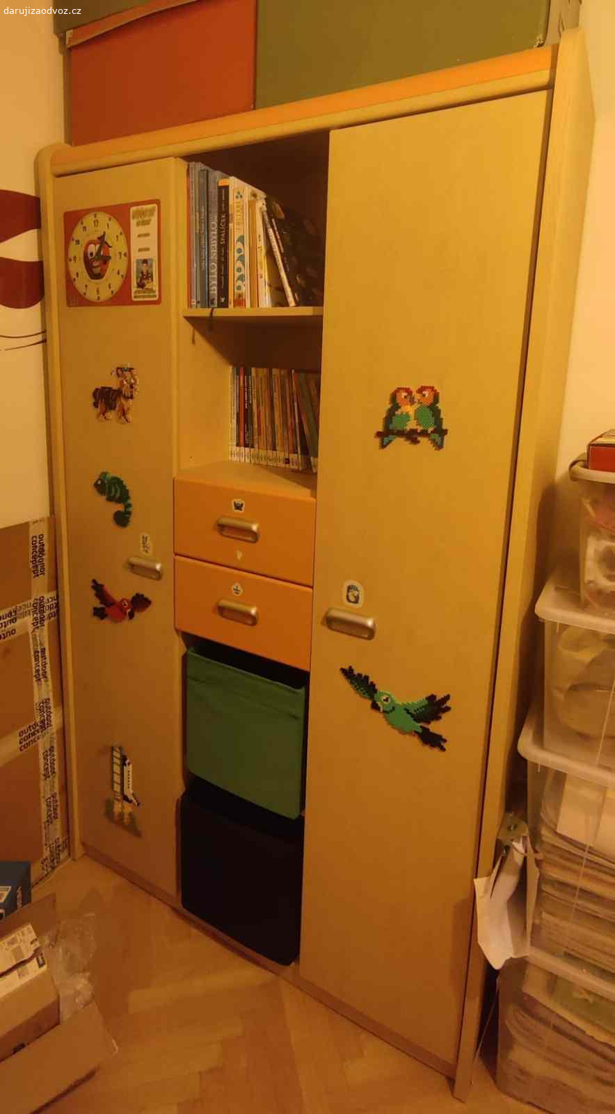 Pohovka 180cm. Vyměním gauč za cokoli dobrého k jídlu či pití a odnos vlastními silami. Šířka 180cm. No neber to.
Adamov u Brna (Blanska).
Plus nějaké skříně. Kdyžtak pište