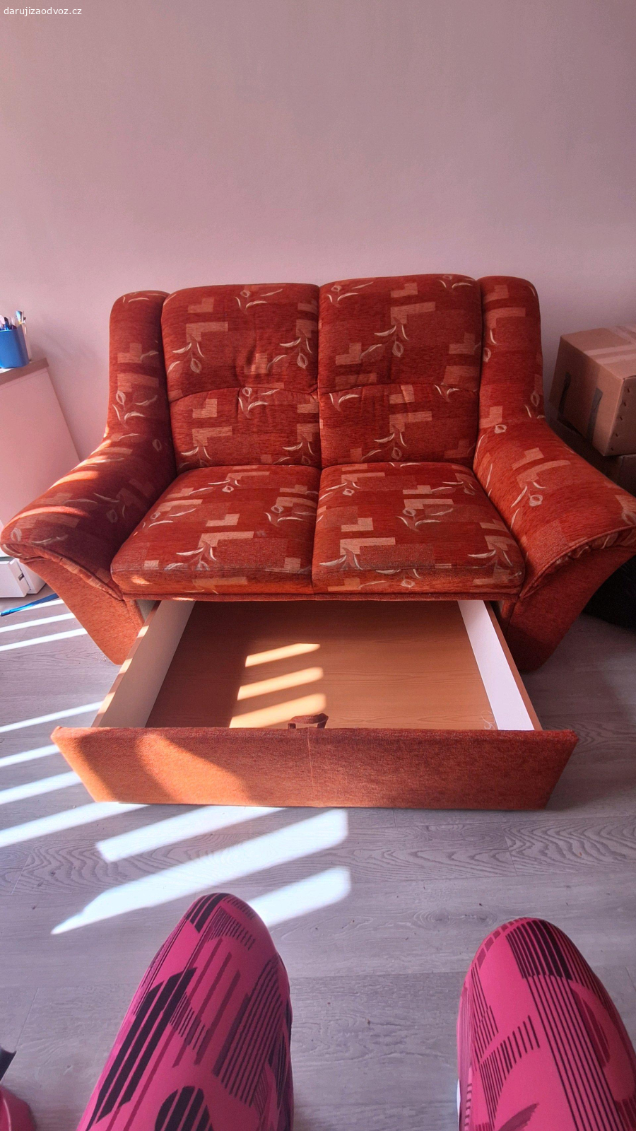 pohovka 2. místná. zachovalá,  rozměry na fotkách