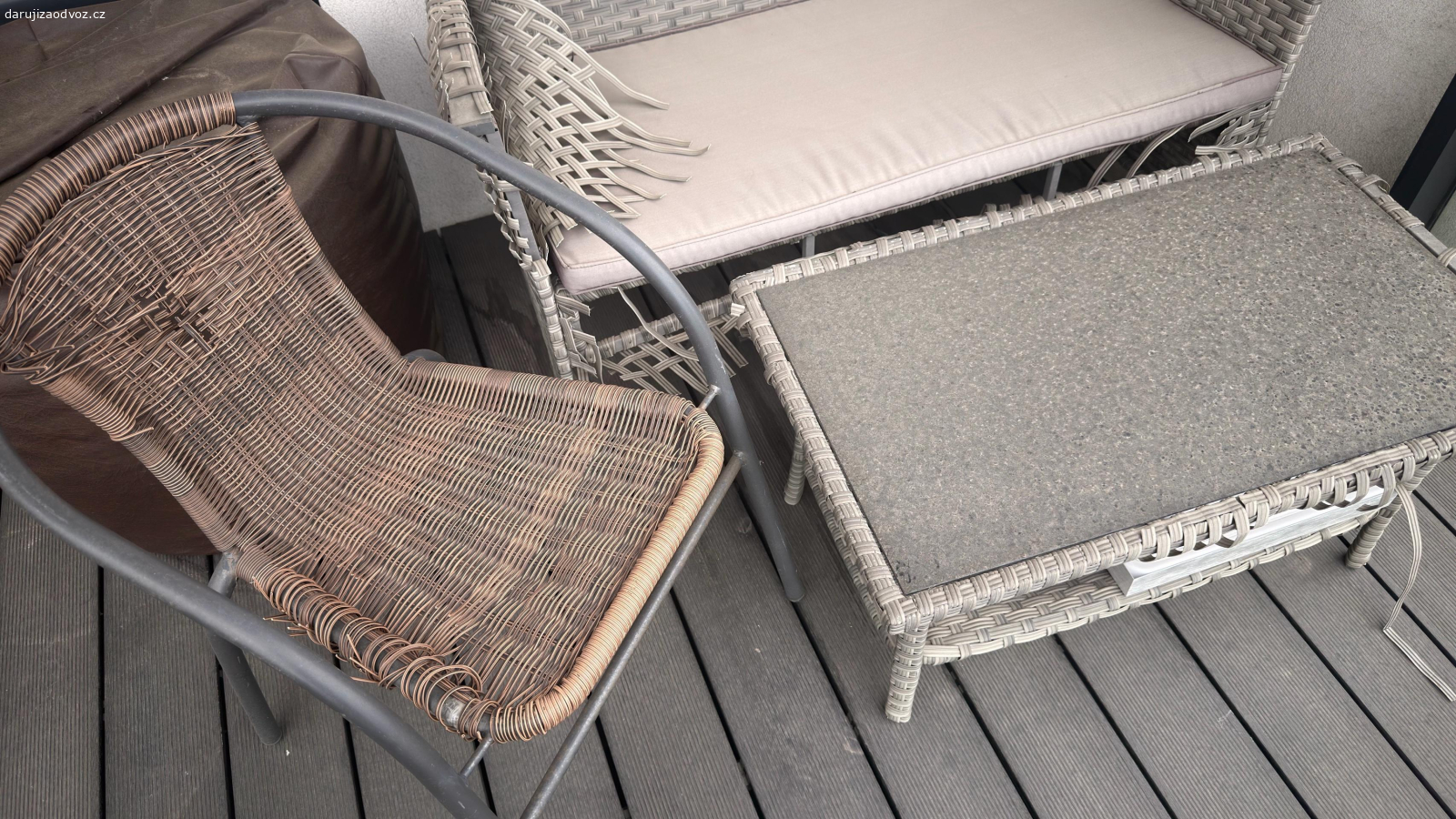 pohovka a stolek s zidlem na terasu. pohovka a stolek s zidlem z umeleho ratanu na terasu , ale potřebuje celkem přečalounění !