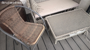 pohovka a stolek s zidlem na terasu
