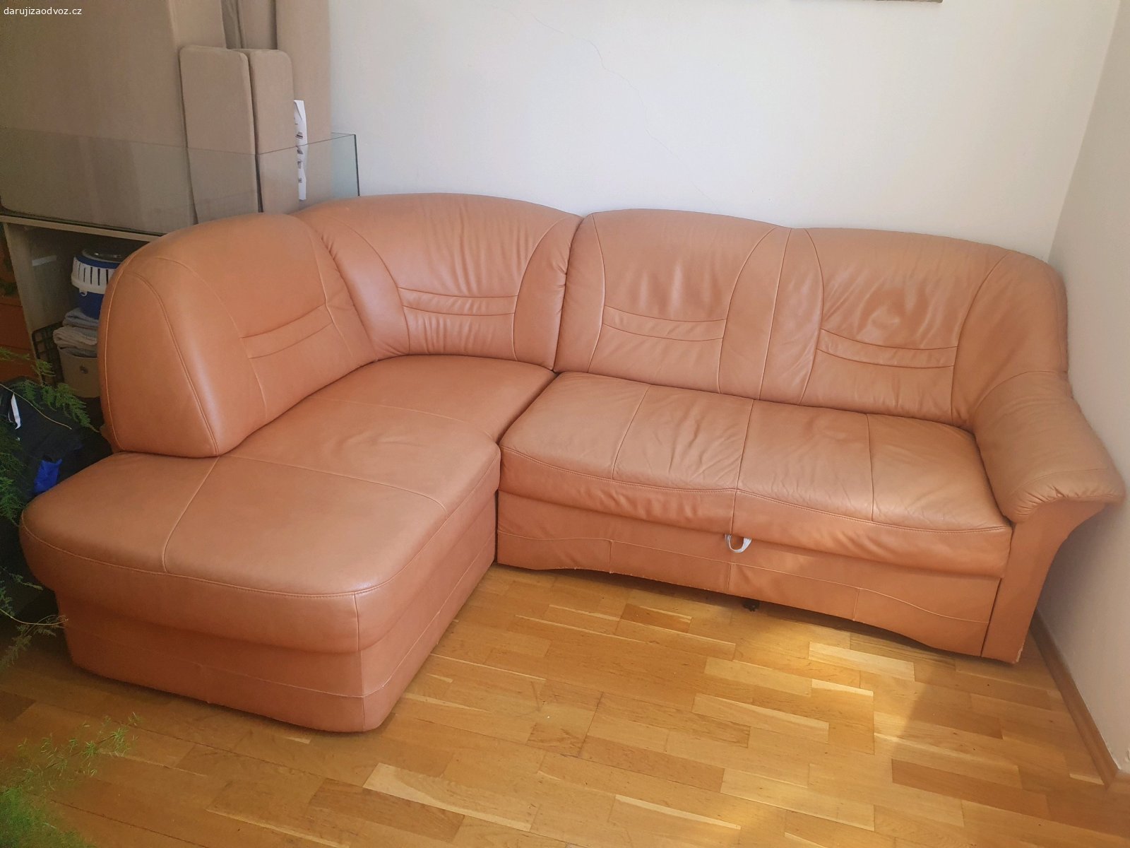 Pohovka, gauč. Velikost ca 220 cm x 150 cm. Gauč je rozkládací - matrace bohužel roztrhlá, nicméně plně funkční. Materiál umělá kůže - ošoupaná a místy lehce vybledlá, neloupe se.