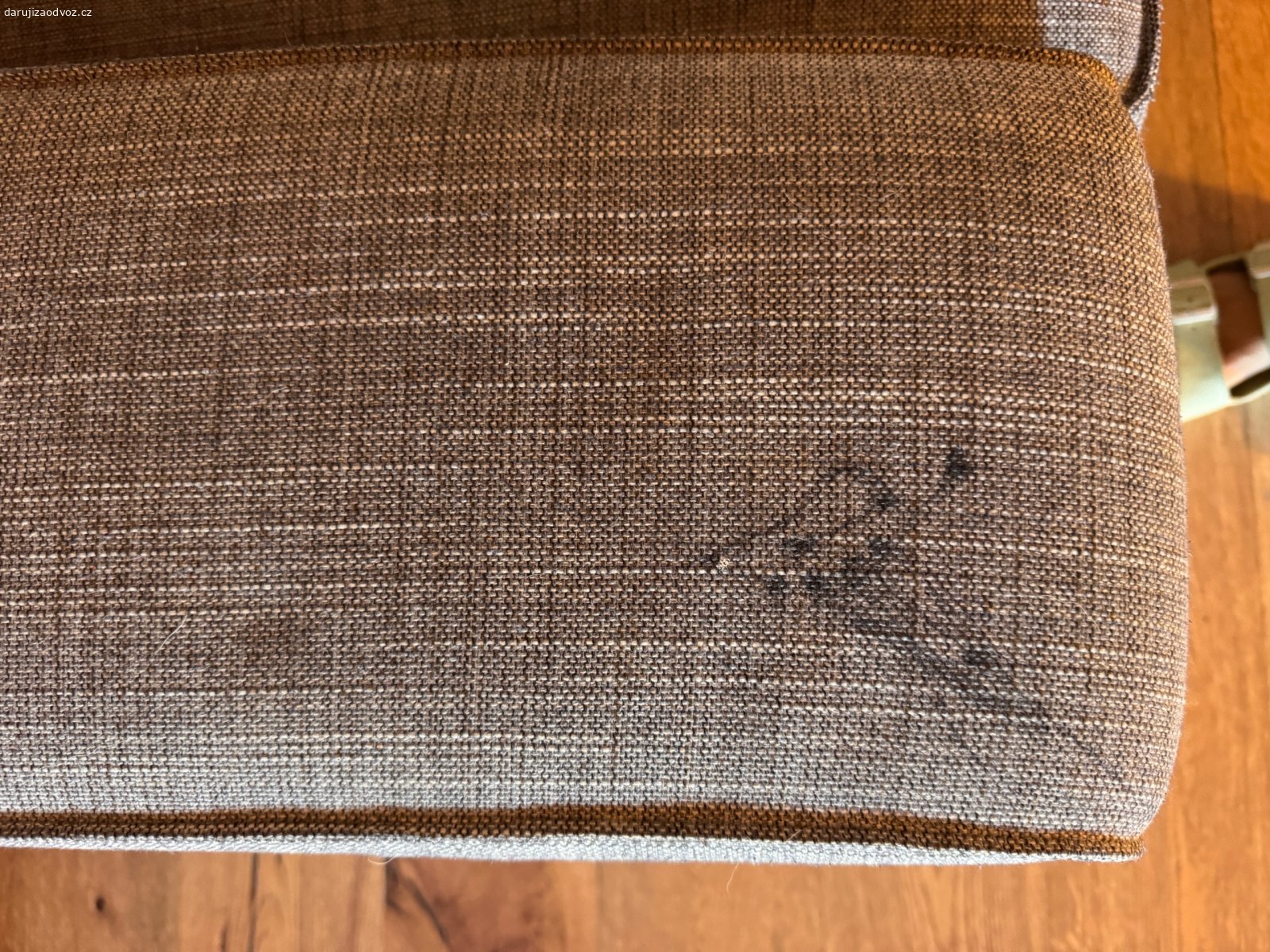 Pohovka Ikea. Pohovka a taburet (s uloznym prostorem) z Ikea. Pohovka uz je pouzivana asi 10 let, ale stale poslouzi. Sedy potah je na dvou mistech pokresleny lihovkou, nelze to vycistit. Stale se prodava a je mozne ho tedy nahradit jinym. 

Delka cca 2 metry v pripade zajmu premerim :)