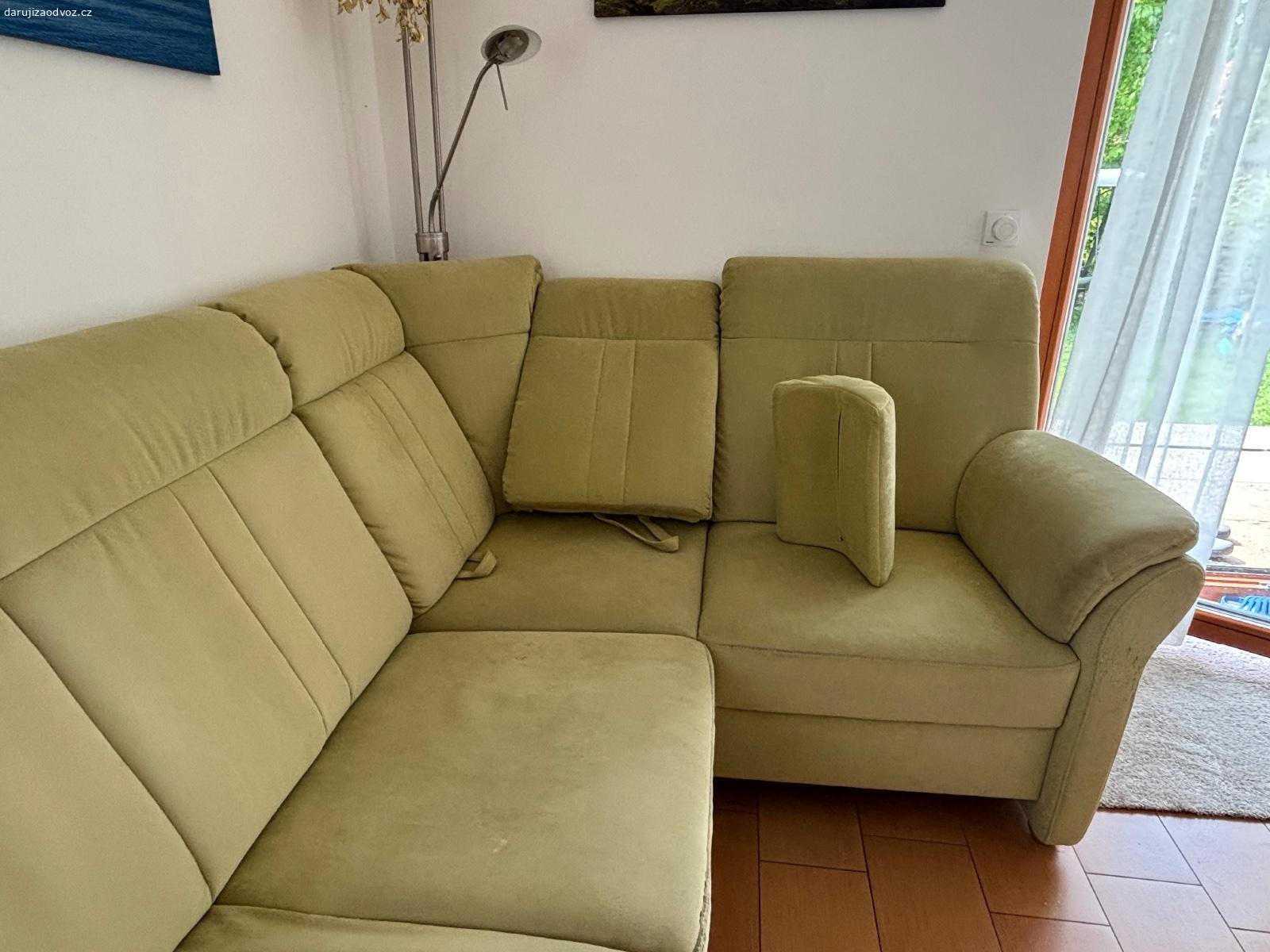 Pohovka zelená. Zelená pohovka, lehce opotřebovaná (škrábance na područkách, místy praskliny, které nejsou moc vidět). Rozměr 200x160cm. Není rozkládací.