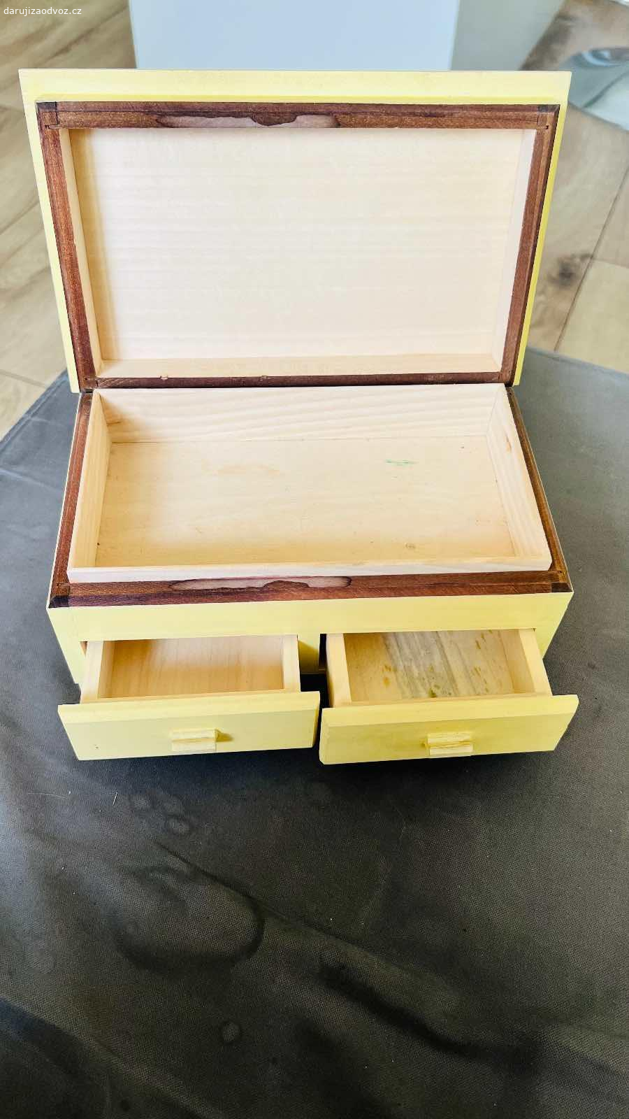 Pokladnička, šperkovnice. Daruji tuto dřevěnou ručně malovanou pokladničku- šperkovnici. Prosím pouze přes telefon na mejl nereaguji.