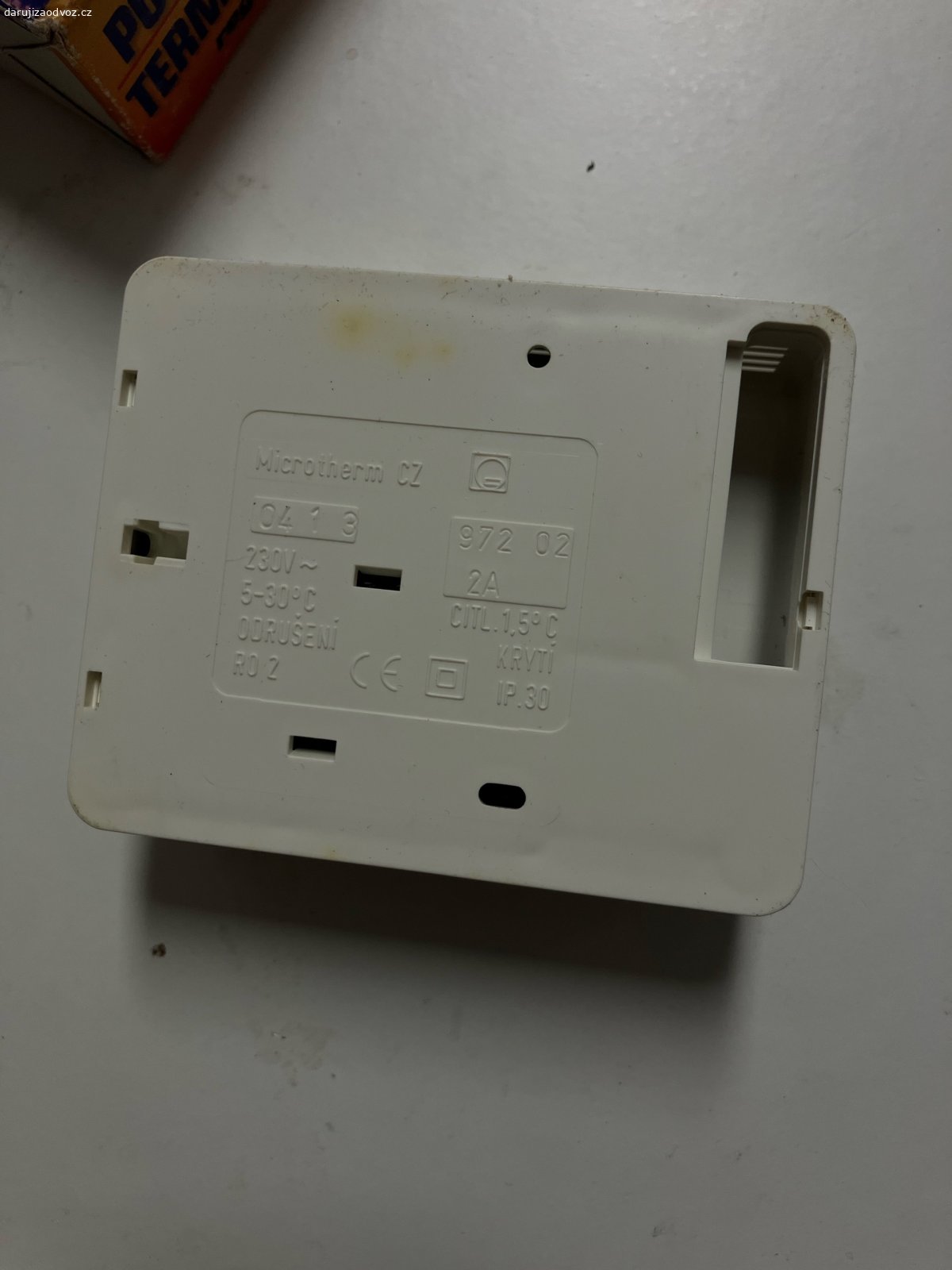 Pokojový termostat REGO. Daruji za odvoz klasický mechanický pokojový termostat značky REGO (výrobce Microtherm CZ, typ 972 02).
 Specifikace ze štítku: Napájení 230V~, spínaný proud 2A, rozsah nastavení teplot 5–30 °C, citlivost 1,5 °C, krytí IP30.
 Vlastnosti: Jednoduché kolečkové nastavení teploty, dva přepínače na předním panelu (vypínač a přepínání režimů).
 Stav: Velmi zachovalý, čistý, včetně originální krabičky a papírového návodu. Funkčnost nezkoušena (nálezový stav při úklidu), ale mechanicky funguje bez problému.
