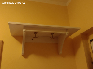 Polička s háčky