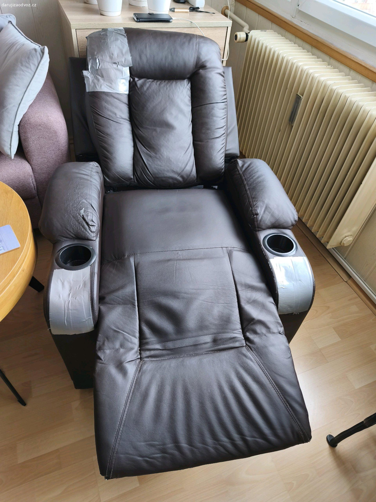 Polohovací křeslo. Daruji za odvoz polohovací křeslo. Místa pod lepenkou jsou zalepené z důvodu drolící se koženky.