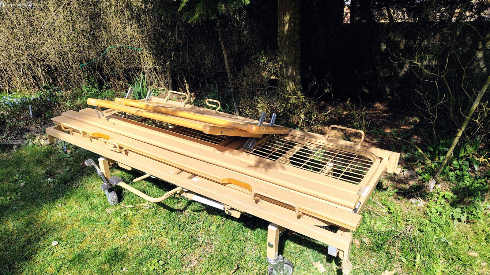 polohovací postel manuální. polohovací postel, manuální....hodně ťěžká....nebo do sběru jako železo