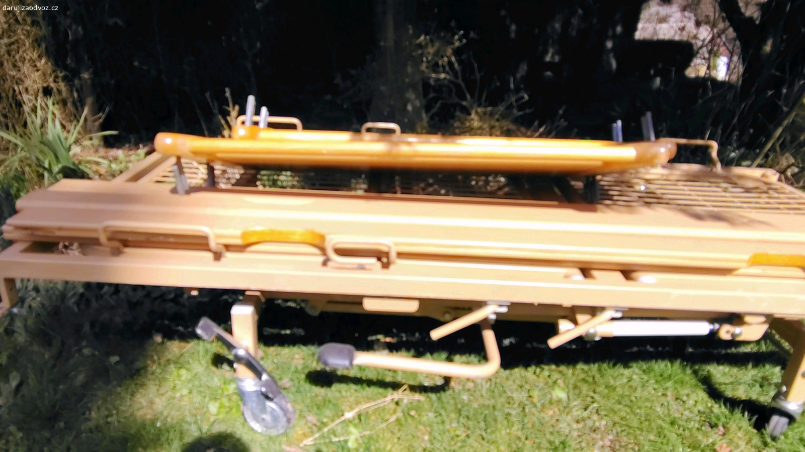 polohovací postel manuální. polohovací postel, manuální....hodně ťěžká....nebo do sběru jako železo