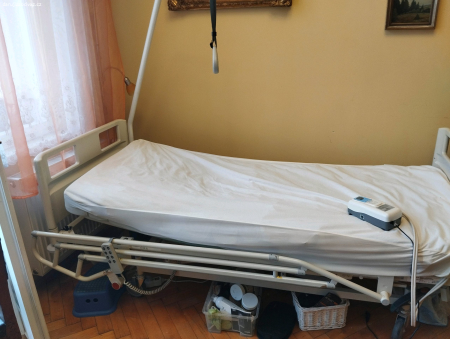 polohovací postel s hrazdičkou