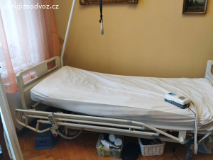 polohovací postel s hrazdičkou