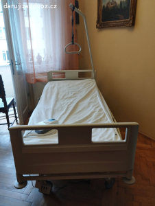 polohovací postel s hrazdičkou