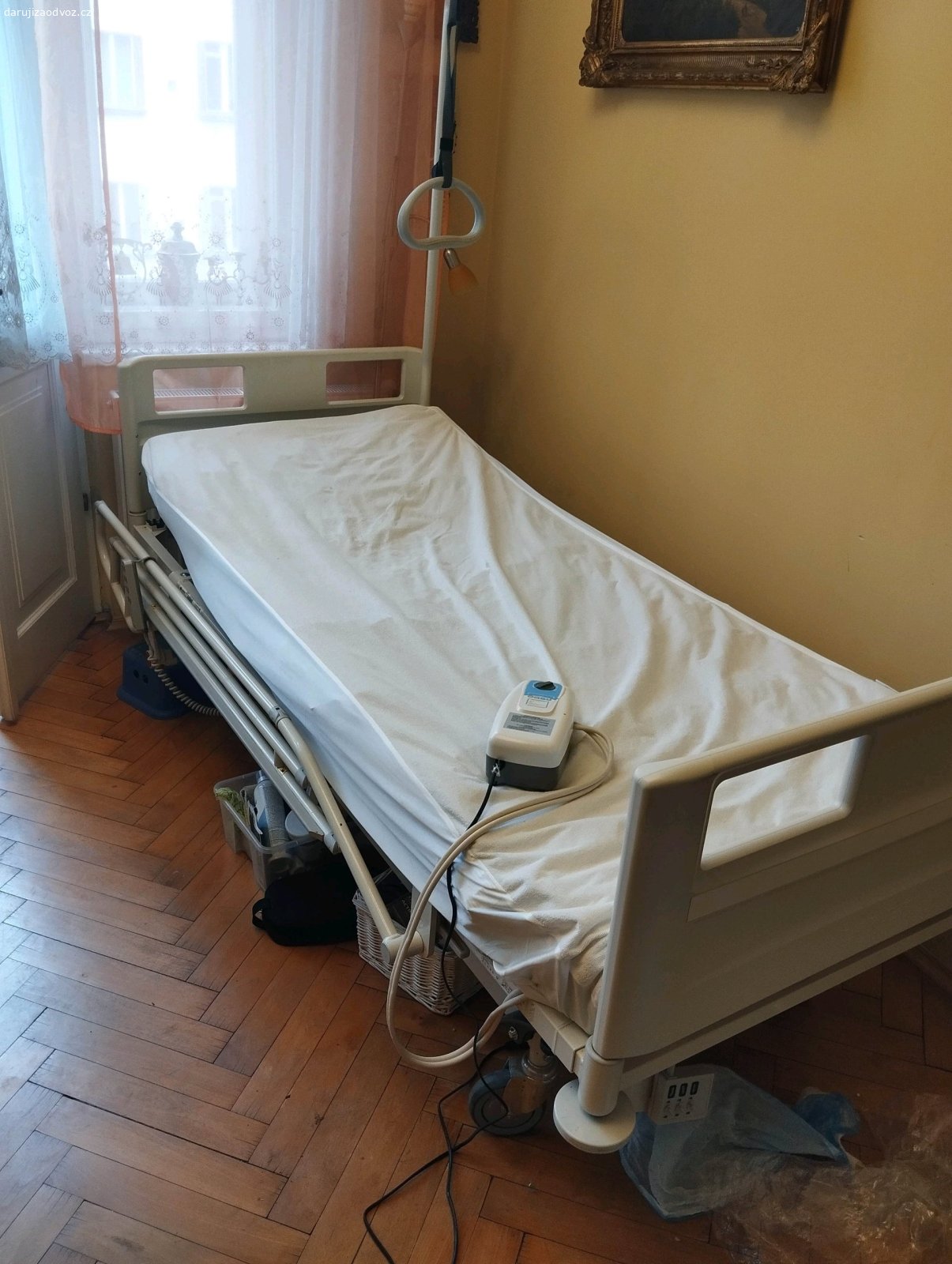 polohovací postel s hrazdičkou. ,rozměry 218x104 v nejširším místě. Matrace 85x200 omyvatelná. Přidáme antidekubitni matrací s kompresorem