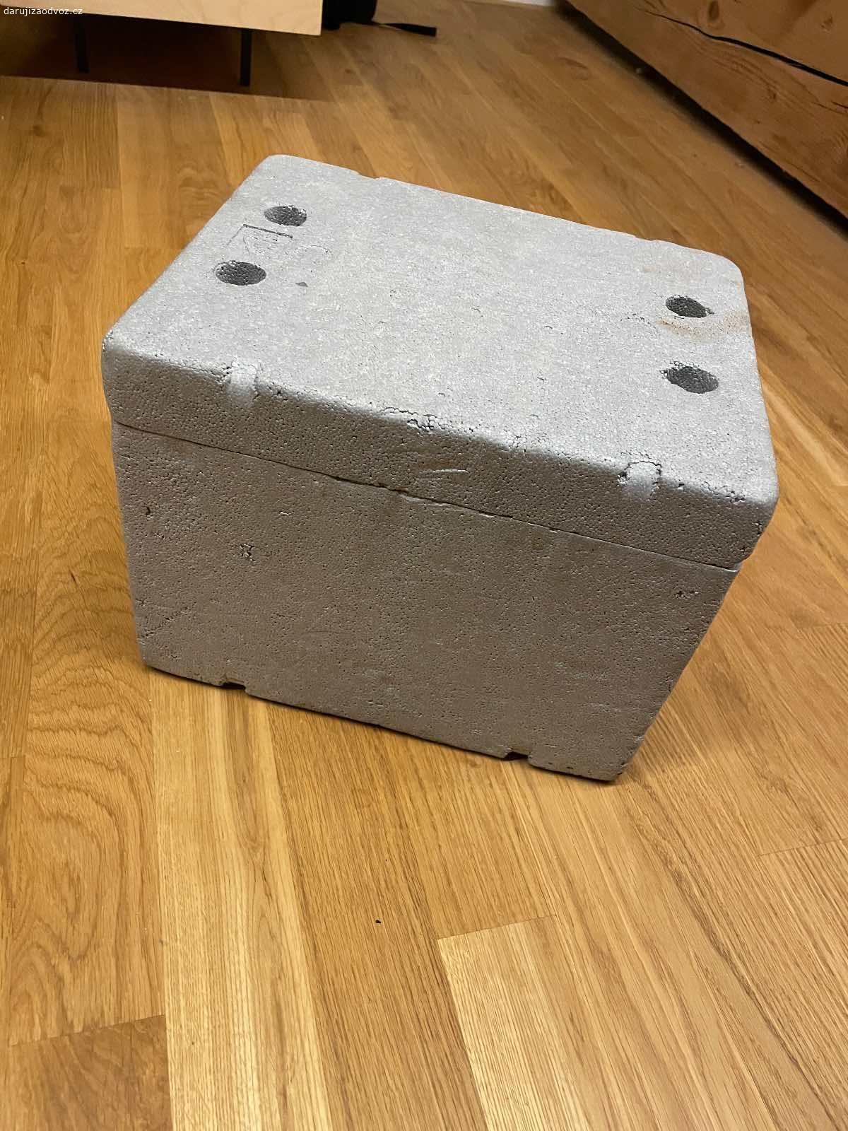 Polystyrenový termobox. Daruji polystyrenový termobox bez chladících náplní. Vnitřní rozměry cca 23x17x15 cm. Jsou znát stopy užívání, ale určitě ještě poslouží.