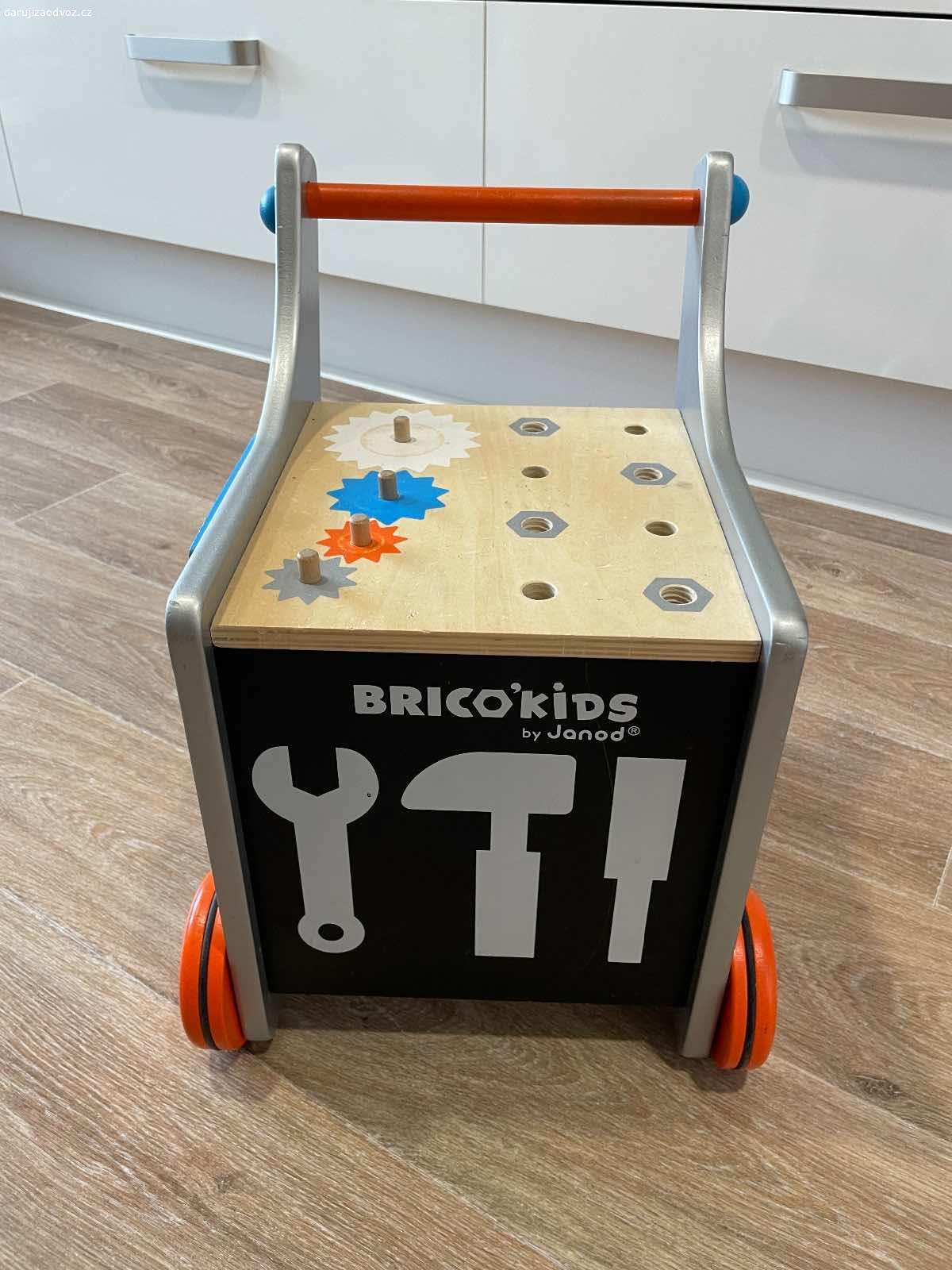 Ponk pro děti - hračka. Daruji za odvoz dřevěný ponk na kolečkách. Kolečka se dají sundat. K ponku jsou vruty, matice, hřebíky a kladivo (vše dřevěné) a další součástky (něco i kovového). Sada není kompletní a některé součástky jsou polámané nebo chybí (třeba svěrák). Ponk je obouchaný, také jsme ho podědili, ale stále se užije.

Osobní vyzvednutí na Praze 13 - Velká Ohrada. Je to celkem těžké, takže neposílám.