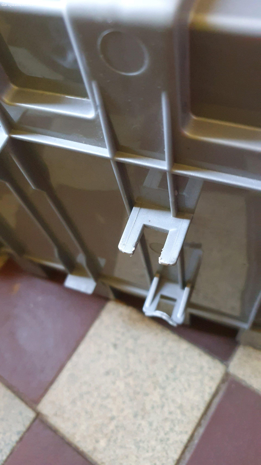 Popelářské auto. Za ovoce pro děti vyměním velké popelářské auto včetně popelnice a kontejneru. Jeden háček, který drží korbu je zlomený, ale šlo by opravit.