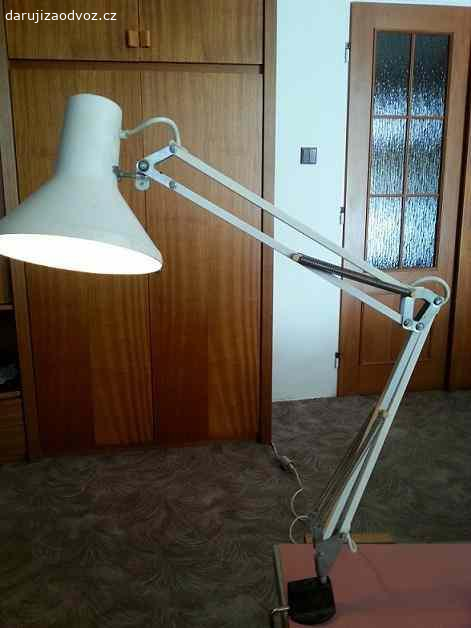 POPTAVAM TUTO LAMPU. Nemá někdo tuto starou lampu v bílé barvě?Děkuji za nabídky.