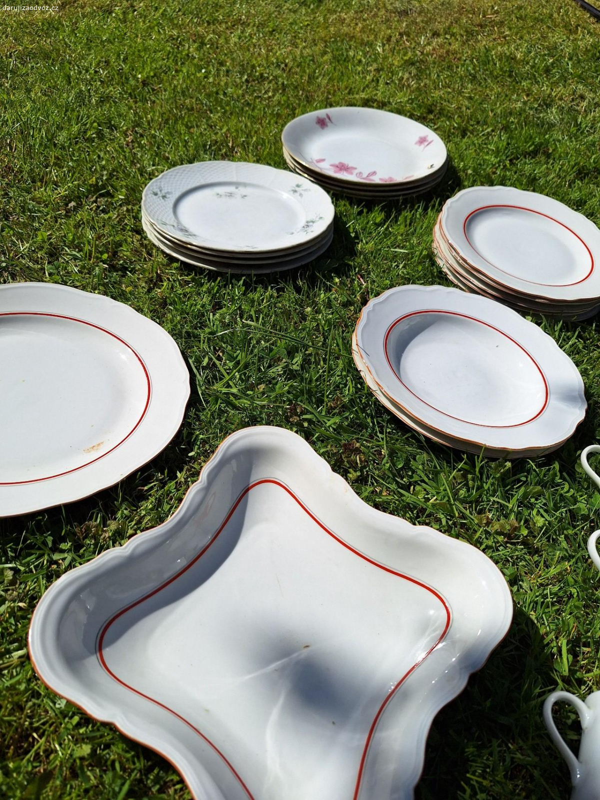 porcelanove nádobí. Daruji porcelánové talíře- hluboké, mělké, mísa,  polévkové misky. Pouze osobní odběr.