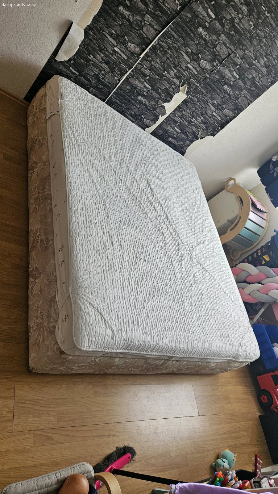 Postel 160×200cm. Postel je 160 x 200cm. Je opravdu stara, flekata a z vnitrni strany potrhana. Ale na nejakou chatu idealní. Pridam k tomu klidne i ten chranic matrace viz. druhý obrázek. Postel je stredne tvrda a spi se na ni dobre. Rozmontovat nejde.