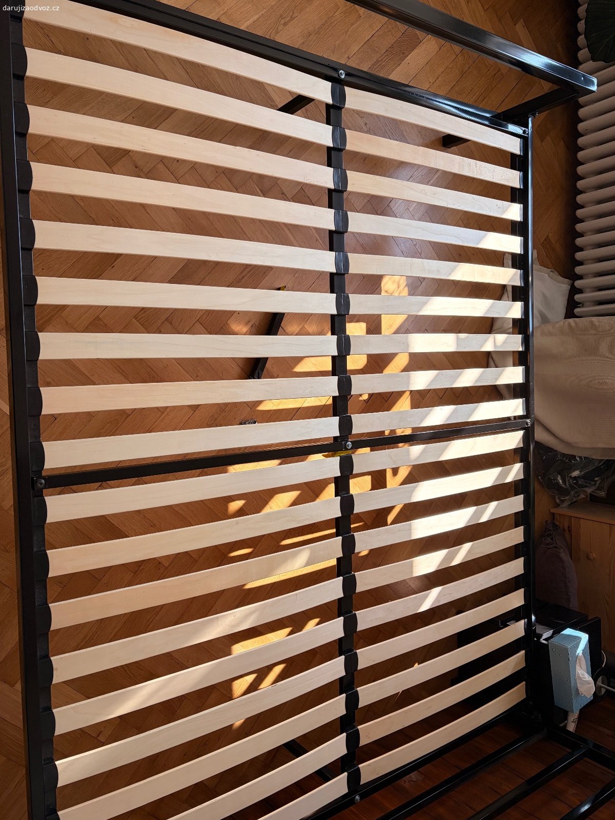 Postel 160x200. Postel 160x200, alu rám vč. roštu.
 za espresso u nás v kavárně :)
Pomohu naložit. Vyzvednutí v Dejvicích.