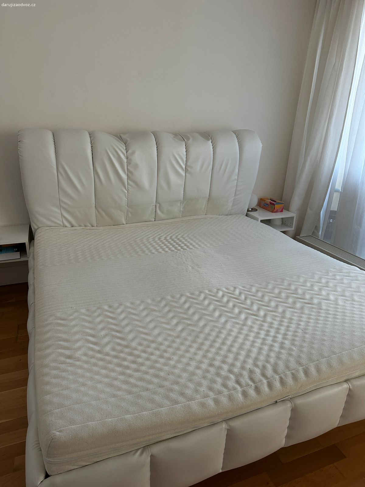 postel 180×200 s matrace. Kdo může během dneška postel vyzvednout, prosím? jen vážné zájemce!!!!!
starší postel, ale ještě poslouží
již bude rozebrána, jen je třeba přijít zabalit a odnést z bytu.
adresa je Korunni 108, je cesta přes recepce a vnitřní dvůr, je třeba s tím počítat.