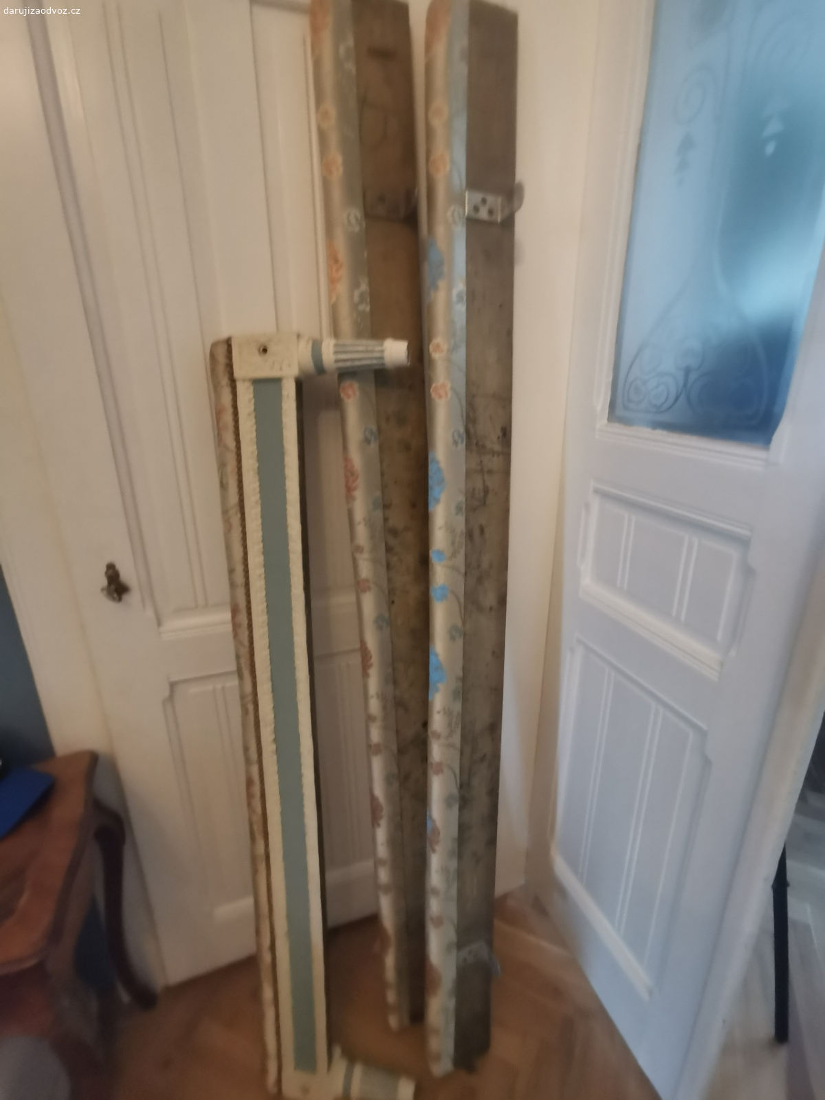 Postel 18te století. Daruji postel z 18teho století. Už jsme začali opravovat ale je ještě je třeba udělat pár věcí. Postel jinak funkční.