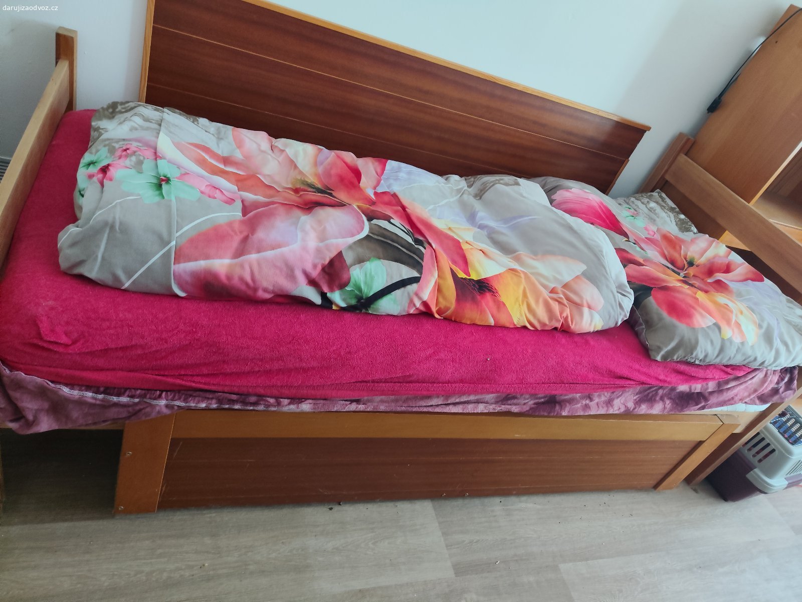 Postel 200 x 95 cm. Postel z masivu - borovice  - spodní část palandy , s šuplíkem viz foto. Rozměr 200 x 95 cm. Bez matrace