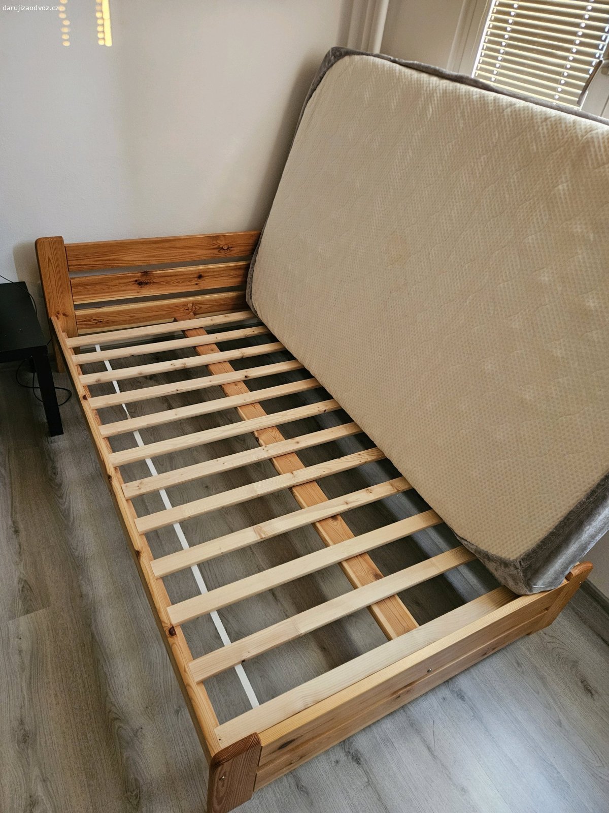 postel 200x120. daruji postel včetně roštu a matrace