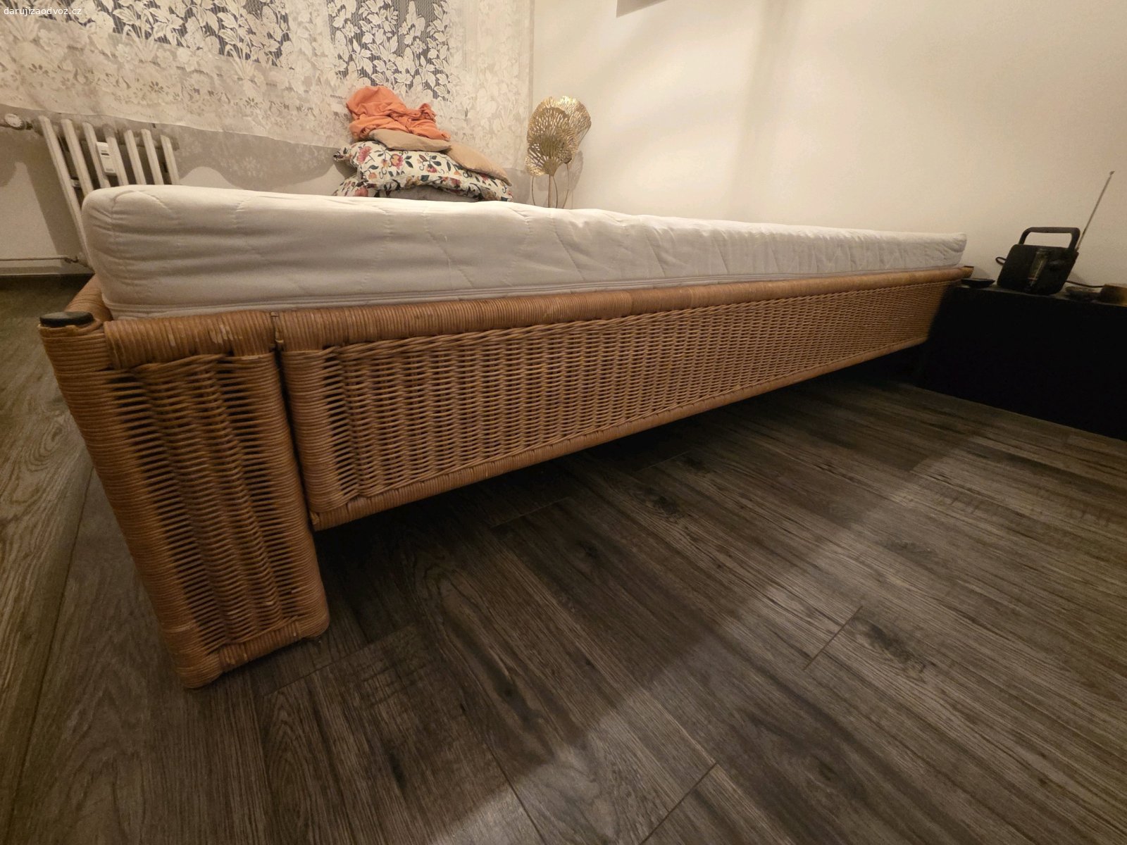 Postel 200x160. Daruji starší ratanovou postel i s matracemi (pouze jako komplet). Matrace jsou v dobrém stavu, postel je pevná, ale trochu rozvrzaná. Šikovné ruce si sťim snsd poradí...