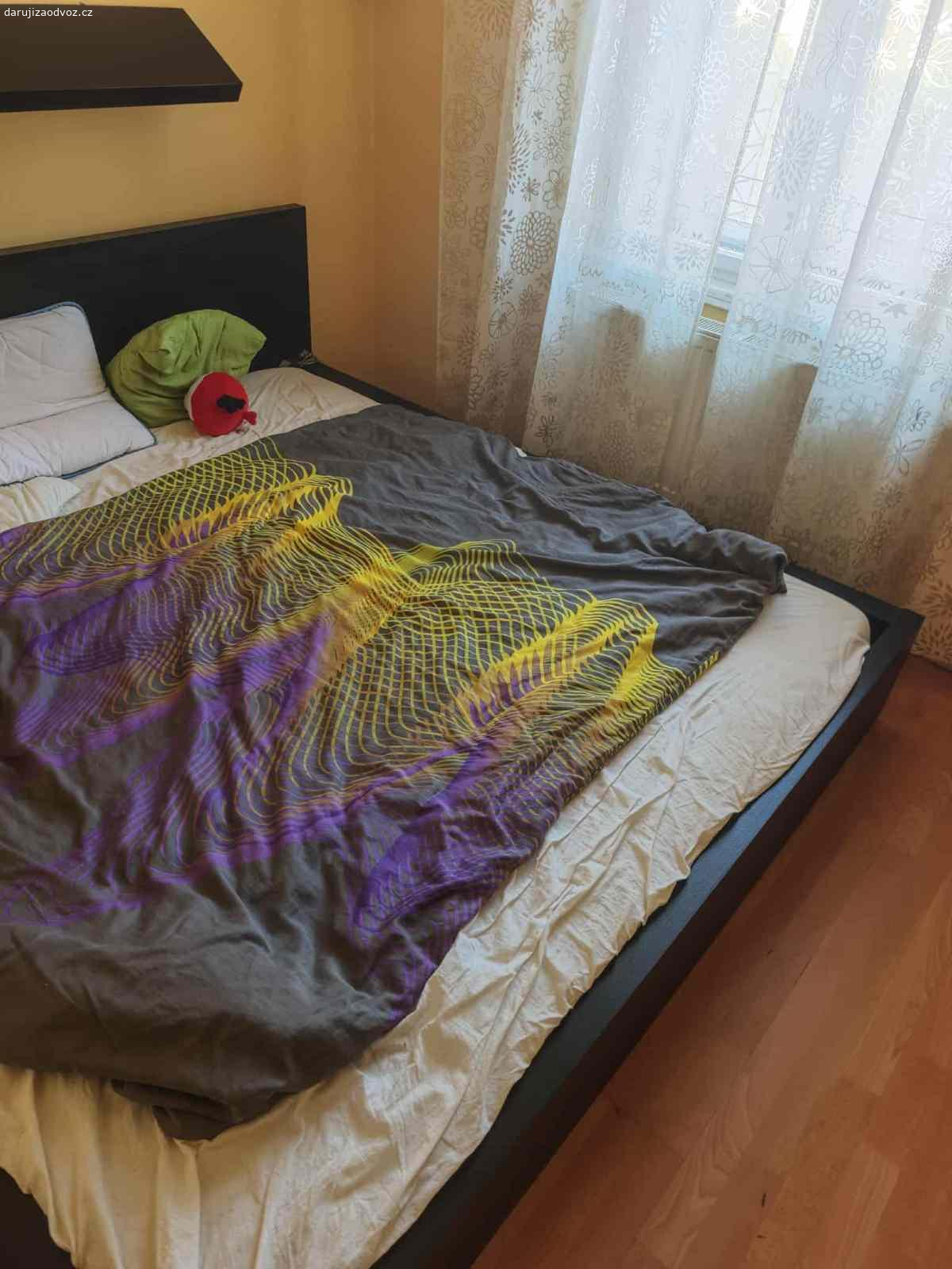Postel 220x 180. Daruji za odvoz postel včetně matrací velikost 220x180
