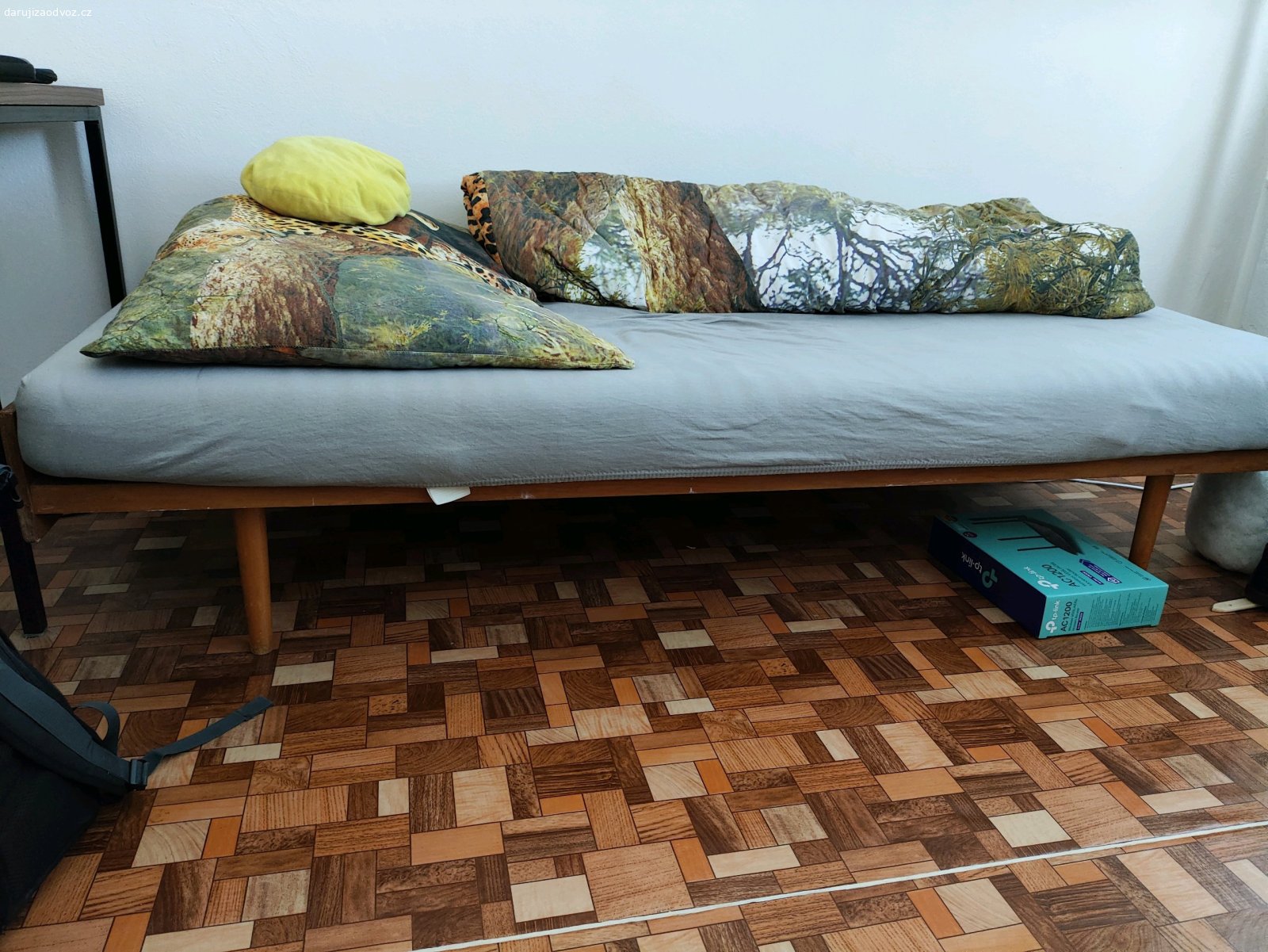 Postel 90 x 200. Daruji starší dřevěnou postel, má 4 šroubovatelné nohy a desku nahoře. Po domluvě možné s matrací. Olomouc Lazce
