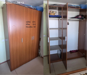 postel a šatní skříně