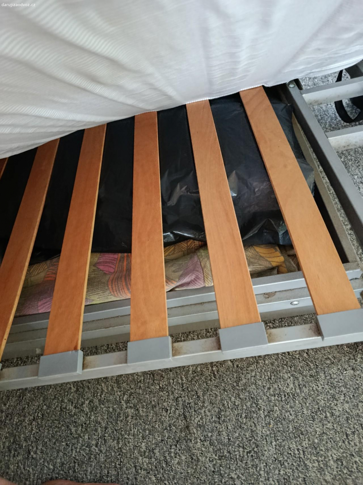 Postel , gauč. leta používaný gauč , spíše používaný jako postel .. Má ůschovný prostor, vejde se do něj dost věcí. K odvozu ihned :-)