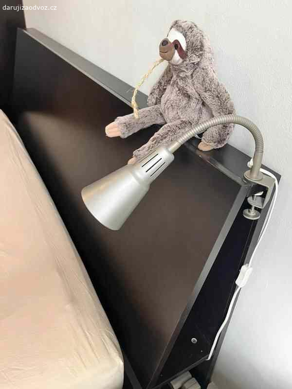 Postel IKEA Oppdal 180cm. Starší postel, ale pořád funkční, místy odřená (vidno z fotek), barva černohnědá, lamino vzhled dřeva, čelo má po stranách police, z každé strany postele jsou dva šuplíky, na matraci o rozměrech 180x200 cm, BEZ roštů, BEZ matrací
Za odvoz z Prahy - Řepy