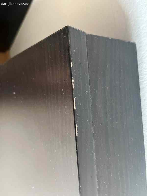 Postel IKEA Oppdal 180cm. Starší postel, ale pořád funkční, místy odřená (vidno z fotek), barva černohnědá, lamino vzhled dřeva, čelo má po stranách police, z každé strany postele jsou dva šuplíky, na matraci o rozměrech 180x200 cm, BEZ roštů, BEZ matrací
Za odvoz z Prahy - Řepy