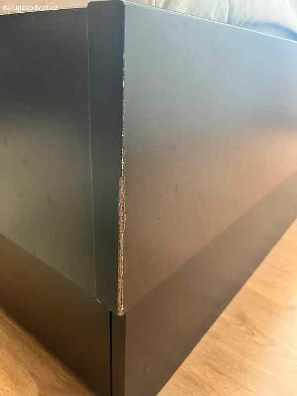 Postel IKEA Oppdal 180cm. Starší postel, ale pořád funkční, místy odřená (vidno z fotek), barva černohnědá, lamino vzhled dřeva, čelo má po stranách police, z každé strany postele jsou dva šuplíky, na matraci o rozměrech 180x200 cm, BEZ roštů, BEZ matrací
Za odvoz z Prahy - Řepy