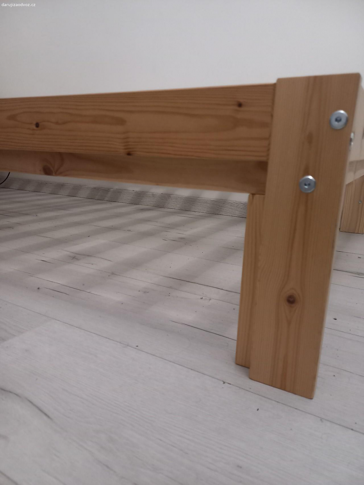 Postel Ikea. Dobrý den, daruji dřevěnou postel z Ikey. Rozměry jsou 90x200 cm. Dá se odvézt buď složená nebo rozložená. Je k ní i dřevěný rošt.