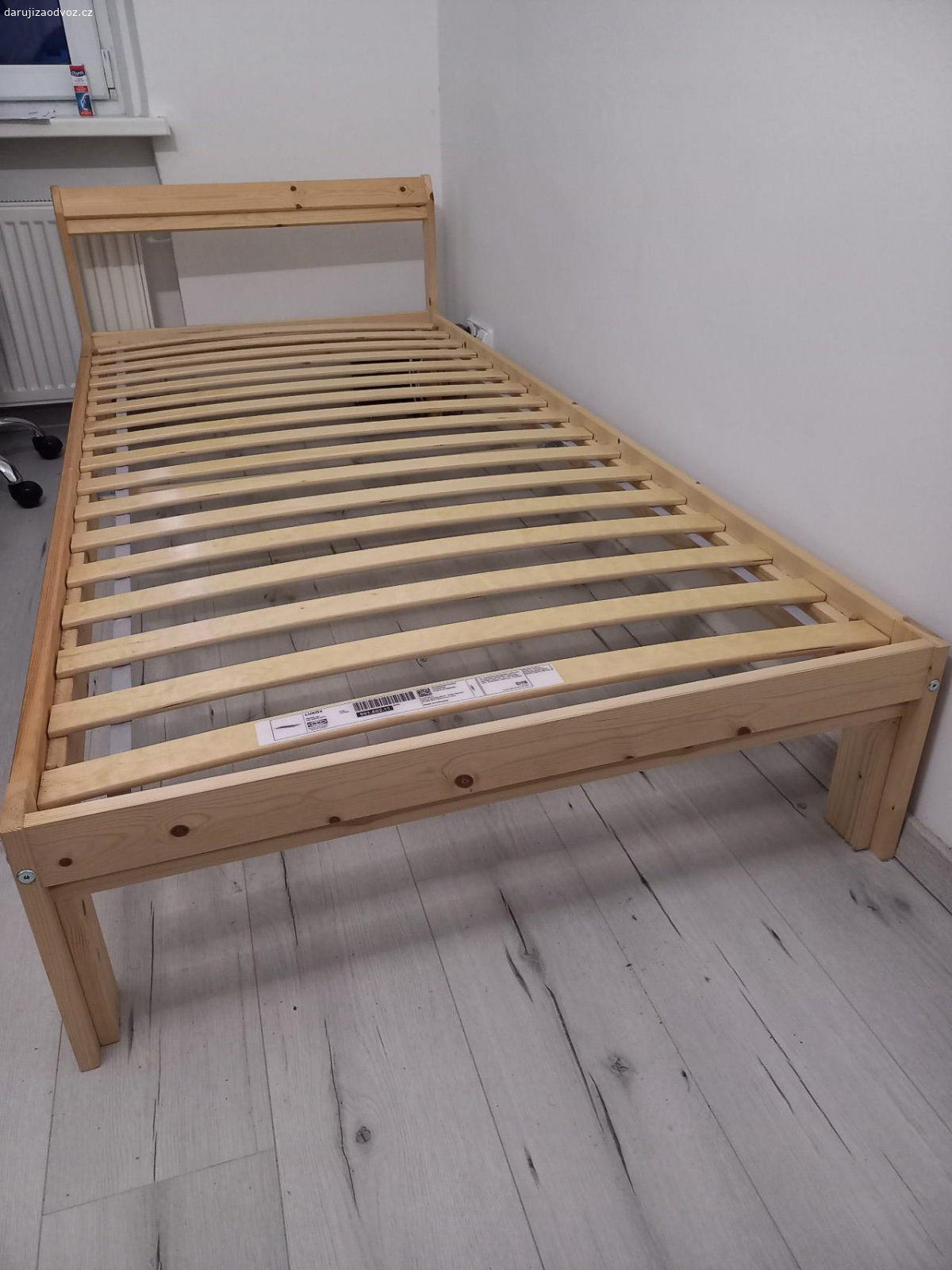 Postel Ikea. Dobrý den, daruji dřevěnou postel z Ikey. Rozměry jsou 90x200 cm. Dá se odvézt buď složená nebo rozložená. Je k ní i dřevěný rošt.