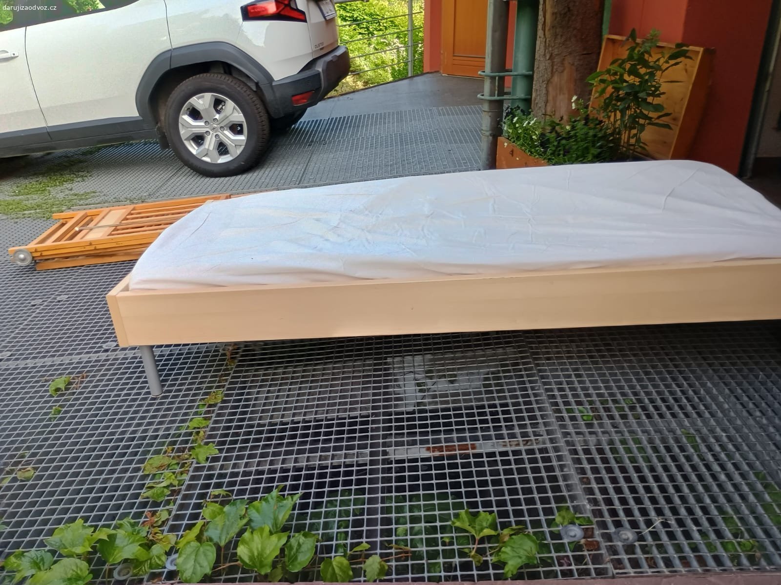 Postel jednolůžko 90x200. Darujeme za odvoz postel s matrací o rozměrech 90x200 cm, Rošt postele již bude potřebovat opravit, ale rám je pevný. Původně IKEA. darujeme i s matrací, pokud bude zájem.