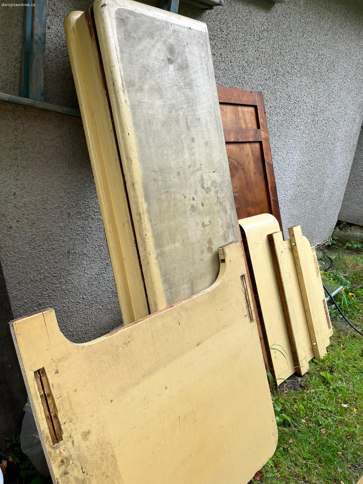 Postel po sudetských Němcích. daruji postel po sudetských Němcích.
Nejsou k ní všechny dílce, ale myslím, že jde jednoduše dodělat... šikovný kutil si ji i repasuje (odstraní třeba starou bílou barvu).
Odvoz co nejdříve. prosím nepsat, ale volat