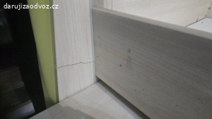Postel s psacím stolem