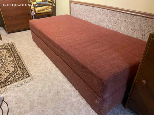 Postel s úložným prostorem